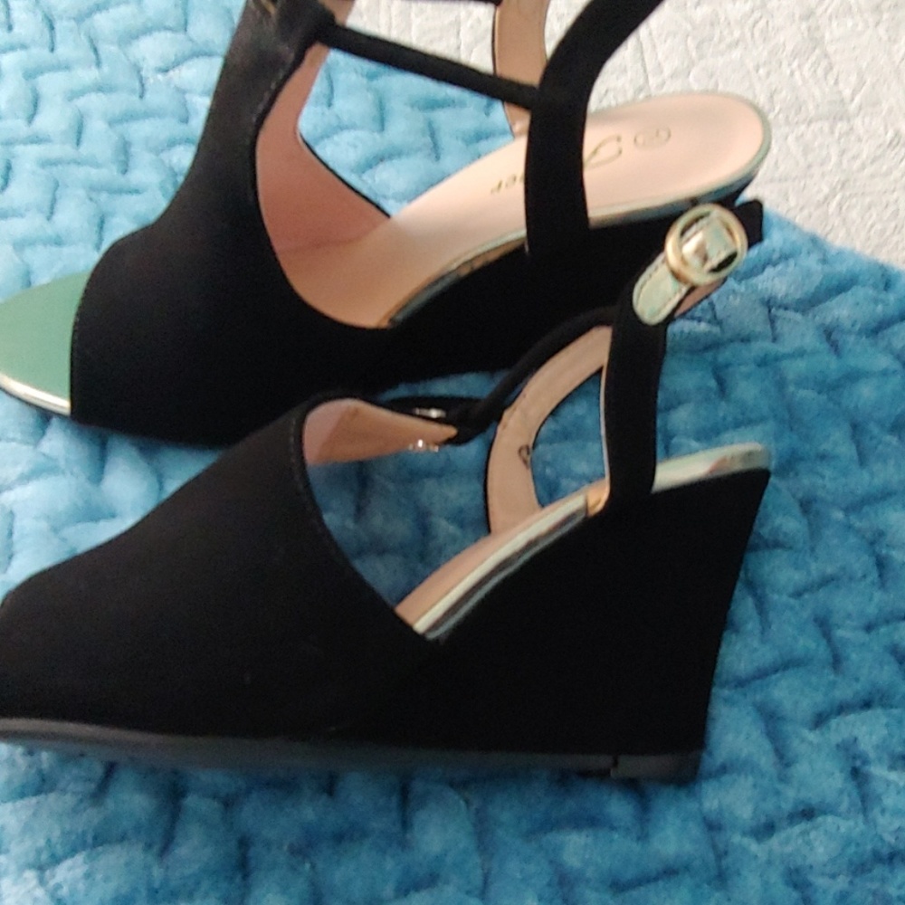 Shoes - Picture 2 of 5